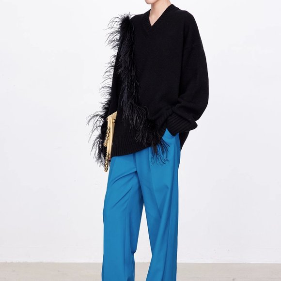 CHICJOC Women cashmere and wool V-neck sweater with handmade ostrich feather - Picture 5 of 15